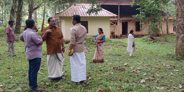 മക്കപ്പുഴ പിഎച്ച്സിയുടെ പുതിയ കെട്ടിട നിർമ്മാണം ; സോഷ്യൽ ഫോറസ്റ്റ് ഉദ്യോഗസ്ഥർ സ്ഥലം സന്ദർശിച്ചു മക്കപ്പുഴ പിഎച്ച്സിയുടെ പുതിയ കെട്ടിട നിർമ്മാണം ; സോഷ്യൽ ഫോറസ്റ്റ് ഉദ്യോഗസ്ഥർ സ്ഥലം സന്ദർശിച്ചു