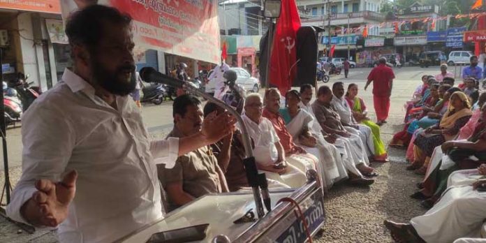 സിപിഐഎം പ്രതിഷേധ ധർണ നടത്തി സിപിഐഎം പ്രതിഷേധ ധർണ നടത്തി