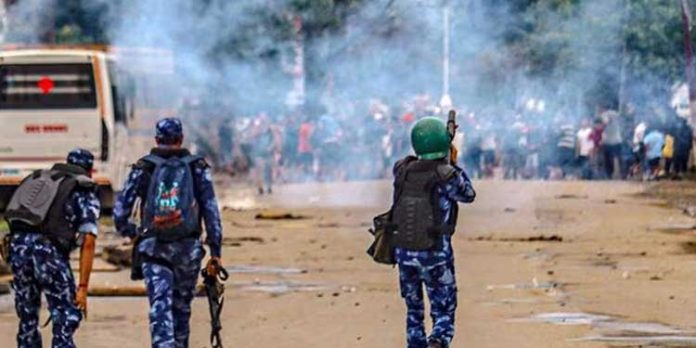 മണിപ്പൂരില് വീണ്ടും സംഘര്ഷം ; പ്രതിഷേധക്കാര് മുഖ്യമന്ത്രിയുടെ വസതിയിലേക്ക് അതിക്രമിച്ച് കയറാന് ശ്രമിച്ചു മണിപ്പൂരില് വീണ്ടും സംഘര്ഷം ; പ്രതിഷേധക്കാര് മുഖ്യമന്ത്രിയുടെ വസതിയിലേക്ക് അതിക്രമിച്ച് കയറാന് ശ്രമിച്ചു