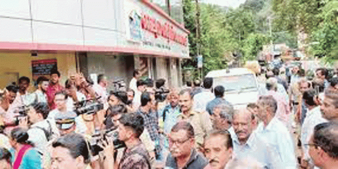 മൈലപ്ര ബാങ്ക് തട്ടിപ്പ് : തെളിവെടുപ്പിനിടെ ജോഷ്വാ മാത്യുവിന് നേരെ ജനരോഷം മൈലപ്ര ബാങ്ക് തട്ടിപ്പ് : തെളിവെടുപ്പിനിടെ ജോഷ്വാ മാത്യുവിന് നേരെ ജനരോഷം