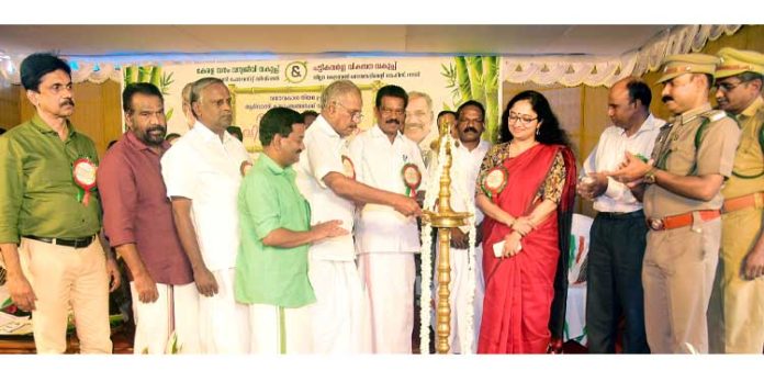 സമൂഹത്തിലെ അതിദരിദ്രരുടെ ക്ഷേമം മുന്നില്കണ്ടുള്ള നവകേരള നിര്മാണം സര്ക്കാരിന്റെ ലക്ഷ്യം : മന്ത്രി എ.കെ ശശീന്ദ്രന് സമൂഹത്തിലെ അതിദരിദ്രരുടെ ക്ഷേമം മുന്നില്കണ്ടുള്ള നവകേരള നിര്മാണം സര്ക്കാരിന്റെ ലക്ഷ്യം : മന്ത്രി എ.കെ ശശീന്ദ്രന്