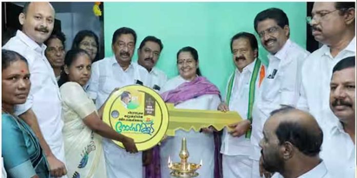 പി ടി തോമസ് ഫൗണ്ടേഷന്റെ സ്നേഹക്കൂട് പദ്ധതി ; ആദ്യ വീടിന്റെ താക്കോൽ രമേശ് ചെന്നിത്തല കൈമാറി പി ടി തോമസ് ഫൗണ്ടേഷന്റെ സ്നേഹക്കൂട് പദ്ധതി ; ആദ്യ വീടിന്റെ താക്കോൽ രമേശ് ചെന്നിത്തല കൈമാറി
