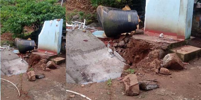 ശക്തമായ മഴയിൽ കുളിമുറി കിണറ്റിലേക്ക് ഇടിഞ്ഞ് താഴ്ന്നു ശക്തമായ മഴയിൽ കുളിമുറി കിണറ്റിലേക്ക് ഇടിഞ്ഞ് താഴ്ന്നു