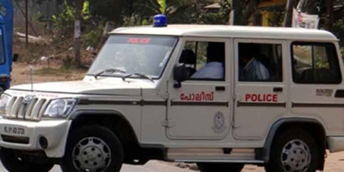 പോലീസ് വാഹനം കടയിലേക്ക് ഇടിച്ചുകയറിയ സംഭവം ; പോലീസ് സംഘം മദ്യപിച്ചിരുന്നെന്ന് ദൃക്സാക്ഷികള് പോലീസ് വാഹനം കടയിലേക്ക് ഇടിച്ചുകയറിയ സംഭവം ; പോലീസ് സംഘം മദ്യപിച്ചിരുന്നെന്ന് ദൃക്സാക്ഷികള്