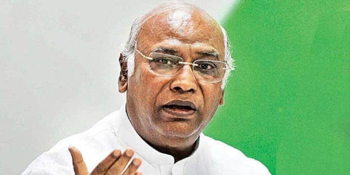 കേന്ദ്രം കേരളത്തോട് വിവേചനം കാണിക്കുന്നു ; സർക്കാരിന്റെ സമരത്തെ പിന്തുണച്ച് ഖാർഗെ കേന്ദ്രം കേരളത്തോട് വിവേചനം കാണിക്കുന്നു ; സർക്കാരിന്റെ സമരത്തെ പിന്തുണച്ച് ഖാർഗെ