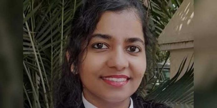 ബധിരയും മൂകയുമായ അഭിഭാഷക ആംഗ്യഭാഷയിൽ ആദ്യമായി സുപ്രീം കോടതിയിൽ കേസ് വാദിച്ചു ബധിരയും മൂകയുമായ അഭിഭാഷക ആംഗ്യഭാഷയിൽ ആദ്യമായി സുപ്രീം കോടതിയിൽ കേസ് വാദിച്ചു