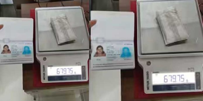 സാനിറ്ററി പാഡിനകത്ത് ഒളിപ്പിച്ച് സ്വർണം കടത്താൻ ശ്രമം ; യുവതി പിടിയിൽ സാനിറ്ററി പാഡിനകത്ത് ഒളിപ്പിച്ച് സ്വർണം കടത്താൻ ശ്രമം ; യുവതി പിടിയിൽ