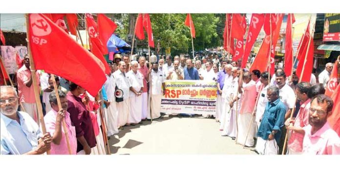 കേരള പോലീസ് സി പി എമ്മിന്റെ ലോക്കപ്പിൽ അകപ്പെട്ടു പോയെന്ന് ആർഎസ്പി കേന്ദ്ര കമ്മിറ്റി അംഗം കെ എസ് സനൽ കുമാർ കേരള പോലീസ് സി പി എമ്മിന്റെ ലോക്കപ്പിൽ അകപ്പെട്ടു പോയെന്ന് ആർഎസ്പി കേന്ദ്ര കമ്മിറ്റി അംഗം കെ എസ് സനൽ കുമാർ