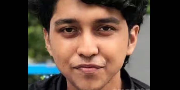 ഫുട്ബോൾ കളിക്കുന്നതിനിടെ വിദ്യാർത്ഥി കുഴഞ്ഞ് വീണ് മരിച്ചു ഫുട്ബോൾ കളിക്കുന്നതിനിടെ വിദ്യാർത്ഥി കുഴഞ്ഞ് വീണ് മരിച്ചു
