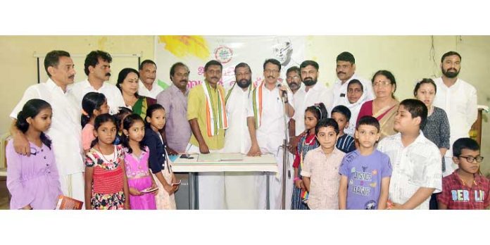 വിദ്യാർത്ഥികളിൽ സാമൂഹിക ബോധം വളർത്തണം : അഡ്വ പഴകുളം മധു വിദ്യാർത്ഥികളിൽ സാമൂഹിക ബോധം വളർത്തണം : അഡ്വ പഴകുളം മധു
