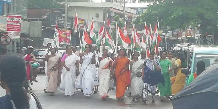 പ്രതിഷേധ പ്രകടനവും യോഗവും നടത്തി മഹിളാ കോൺഗ്രസ് പ്രതിഷേധ പ്രകടനവും യോഗവും നടത്തി മഹിളാ കോൺഗ്രസ്