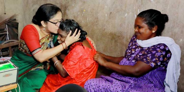 സ്നേഹക്കടലായി ജില്ലാ കളക്ടര് : ജ്യോതിക്ക് വീടു നിര്മ്മിച്ചു നല്കും സ്നേഹക്കടലായി ജില്ലാ കളക്ടര് : ജ്യോതിക്ക് വീടു നിര്മ്മിച്ചു നല്കും