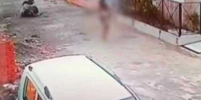 ബലാത്സംഗത്തിനിരയായ 12കാരി രക്തമൊലിപ്പിച്ച് അർധനഗ്നയായി സഹായം തേടിയത് 2മണിക്കൂർ ; തിരിഞ്ഞുനോക്കാതെ നാട്ടുകാര് ബലാത്സംഗത്തിനിരയായ 12കാരി രക്തമൊലിപ്പിച്ച് അർധനഗ്നയായി സഹായം തേടിയത് 2മണിക്കൂർ ; തിരിഞ്ഞുനോക്കാതെ നാട്ടുകാര്