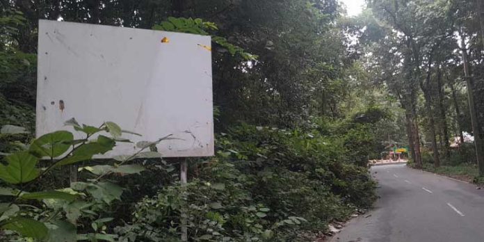 തണ്ണിത്തോട് റോഡിലെ ദിശാ സൂചികകൾ നാശാവസ്ഥയിൽ തണ്ണിത്തോട് റോഡിലെ ദിശാ സൂചികകൾ നാശാവസ്ഥയിൽ