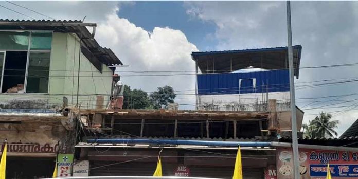 കോന്നി ചൈനാമുക്കിലെ അനധികൃത കെട്ടിട നിർമ്മാണം ; പഞ്ചായത്ത് സെക്രട്ടറി റിപ്പോർട്ട് സമർപ്പിച്ചു കോന്നി ചൈനാമുക്കിലെ അനധികൃത കെട്ടിട നിർമ്മാണം ; പഞ്ചായത്ത് സെക്രട്ടറി റിപ്പോർട്ട് സമർപ്പിച്ചു