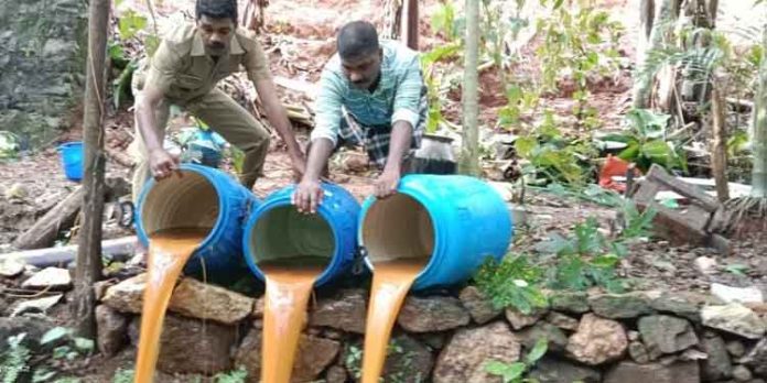 എക്സൈസ് സംഘം കോടയും വാറ്റുപകരണങ്ങളും പിടിച്ചെടുത്തു എക്സൈസ് സംഘം കോടയും വാറ്റുപകരണങ്ങളും പിടിച്ചെടുത്തു
