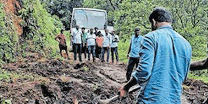 ഗവി റൂട്ടില് മണ്ണിടിച്ചില് ; കെഎസ്ആർടിസി ബസ് അടക്കം വനത്തിൽ കുടുങ്ങി ഗവി റൂട്ടില് മണ്ണിടിച്ചില് ; കെഎസ്ആർടിസി ബസ് അടക്കം വനത്തിൽ കുടുങ്ങി