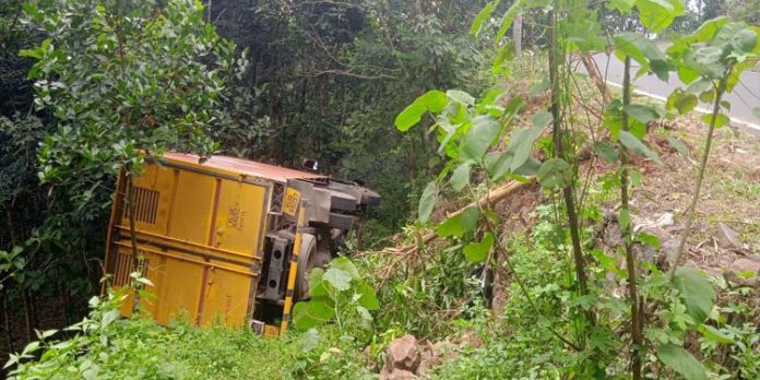 വടശ്ശേരിക്കര – റാന്നി റോഡില് മിനി വാന് കുഴിയിലേക്ക് മറിഞ്ഞു വടശ്ശേരിക്കര – റാന്നി റോഡില് മിനി വാന് കുഴിയിലേക്ക് മറിഞ്ഞു