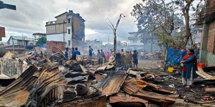 കലാപം തുടരുന്നു ; മണിപ്പൂരിൽ നിന്ന് ദ്രുത കർമ്മസേനയെ പിൻവലിക്കാൻ ആലോചിച്ച് കേന്ദ്ര സർക്കാർ കലാപം തുടരുന്നു ; മണിപ്പൂരിൽ നിന്ന് ദ്രുത കർമ്മസേനയെ പിൻവലിക്കാൻ ആലോചിച്ച് കേന്ദ്ര സർക്കാർ