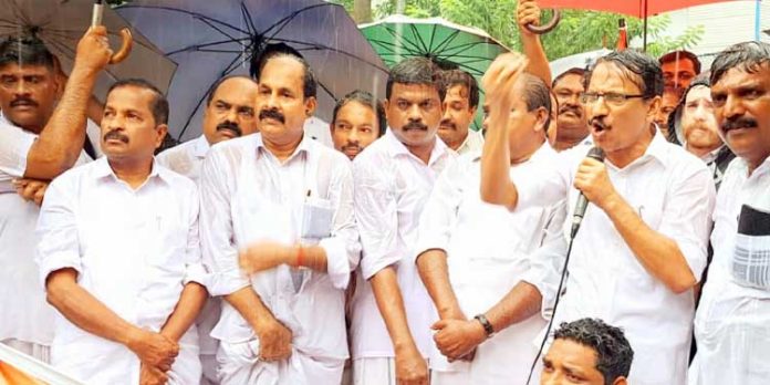 ആരോഗ്യവകുപ്പിൽ അഴിമതിയുടെ വീണാനാദം ; അഡ്വ. പഴകുളം മധു ആരോഗ്യവകുപ്പിൽ അഴിമതിയുടെ വീണാനാദം ; അഡ്വ. പഴകുളം മധു