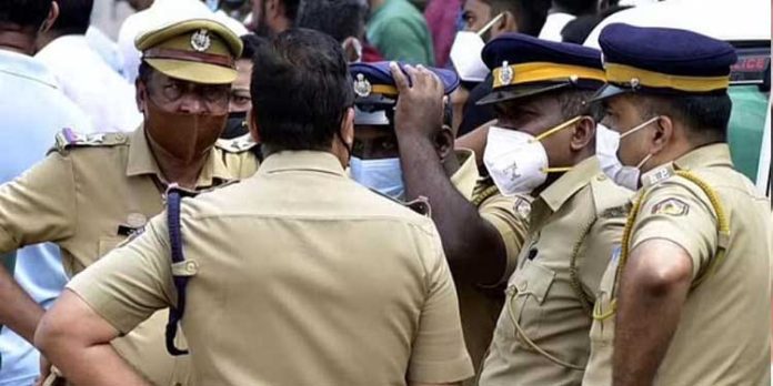 ഷൂസും തൊപ്പിയും കൂട്ടിയിടാനുള്ള സ്ഥലമായി പോലീസ് സ്റ്റേഷൻ മാറി ; വീട്ടില് നിന്ന് യൂണിഫോം ധരിച്ചെത്തണം : ഡിഐജിയുടെ സര്ക്കുലറിന് പിന്നാലെ പ്രതിഷേധവുമായി പോലീസുകാര് ഷൂസും തൊപ്പിയും കൂട്ടിയിടാനുള്ള സ്ഥലമായി പോലീസ് സ്റ്റേഷൻ മാറി ; വീട്ടില് നിന്ന് യൂണിഫോം ധരിച്ചെത്തണം : ഡിഐജിയുടെ സര്ക്കുലറിന് പിന്നാലെ പ്രതിഷേധവുമായി പോലീസുകാര്