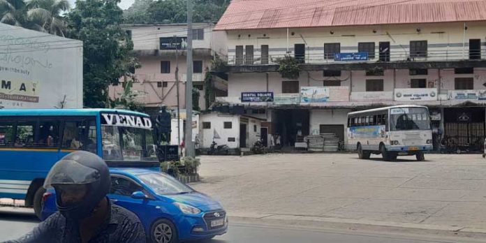 കോന്നി – തണ്ണിത്തോട് – കരിമാൻതോട് റൂട്ടിൽ കെഎസ്ആർറ്റിസി സർവീസ് നിലച്ചിട്ട് മൂന്ന് വർഷം കോന്നി – തണ്ണിത്തോട് – കരിമാൻതോട് റൂട്ടിൽ കെഎസ്ആർറ്റിസി സർവീസ് നിലച്ചിട്ട് മൂന്ന് വർഷം