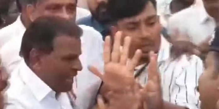 പത്തനംതിട്ടയില് സിപിഐഎം -കോണ്ഗ്രസ് സംഘര്ഷത്തിനിടെ പോലീസിന് നേരെ തട്ടിക്കയറി തിരുവഞ്ചൂര് രാധാകൃഷ്ണന് പത്തനംതിട്ടയില് സിപിഐഎം -കോണ്ഗ്രസ് സംഘര്ഷത്തിനിടെ പോലീസിന് നേരെ തട്ടിക്കയറി തിരുവഞ്ചൂര് രാധാകൃഷ്ണന്