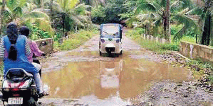 മുക്കുഴി പാലത്തില് വെള്ളക്കെട്ട് ; ദുരിതത്തില് യാത്രക്കാര് മുക്കുഴി പാലത്തില് വെള്ളക്കെട്ട് ; ദുരിതത്തില് യാത്രക്കാര്