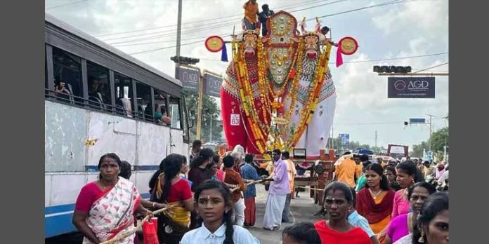 ഏഴ് നില പൊക്കമുള്ള നന്ദികേശന്മാര് പടനിലത്തെത്തി ; ദൃശ്യവിസ്മയമൊരുക്കി ഓച്ചിറ കാളകെട്ടുത്സവം ഏഴ് നില പൊക്കമുള്ള നന്ദികേശന്മാര് പടനിലത്തെത്തി ; ദൃശ്യവിസ്മയമൊരുക്കി ഓച്ചിറ കാളകെട്ടുത്സവം