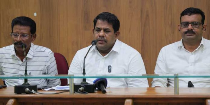 ചെങ്ങറ സമരക്കാരെ റബർകള്ളന്മാർ എന്നു വിളിച്ചധിക്ഷേപിച്ച സിപിഎം ചരിത്രപരമായ പ്രായശ്ചിത്തം ചെയ്യണം – റസാഖ് പാലേരി ചെങ്ങറ സമരക്കാരെ റബർകള്ളന്മാർ എന്നു വിളിച്ചധിക്ഷേപിച്ച സിപിഎം ചരിത്രപരമായ പ്രായശ്ചിത്തം ചെയ്യണം – റസാഖ് പാലേരി