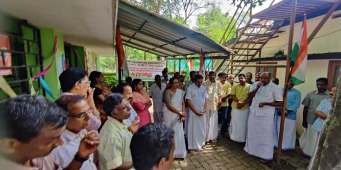 തുമ്പമൺ കൃഷിഭവനോടുള്ള അവഗണന ; കോൺഗ്രസ് മണ്ഡലം കമ്മിറ്റി ധർണ്ണ നടത്തി തുമ്പമൺ കൃഷിഭവനോടുള്ള അവഗണന ; കോൺഗ്രസ് മണ്ഡലം കമ്മിറ്റി ധർണ്ണ നടത്തി