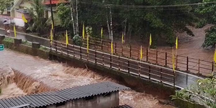 തേക്കുതോട് വനത്തിനുള്ളിൽ ഉരുൾപൊട്ടൽ എന്ന് സംശയം : പാലം കവിഞ്ഞൊഴുകി തേക്കുതോട് വനത്തിനുള്ളിൽ ഉരുൾപൊട്ടൽ എന്ന് സംശയം : പാലം കവിഞ്ഞൊഴുകി