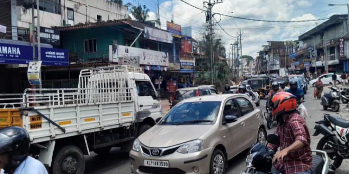 ട്രാഫിക് നിയമലംഘനവും അനധികൃത വാഹന പാർക്കിങ്ങും ; ഗതാഗത കുരുക്കിൽ മുറുകി കോന്നി നഗരം ട്രാഫിക് നിയമലംഘനവും അനധികൃത വാഹന പാർക്കിങ്ങും ; ഗതാഗത കുരുക്കിൽ മുറുകി കോന്നി നഗരം