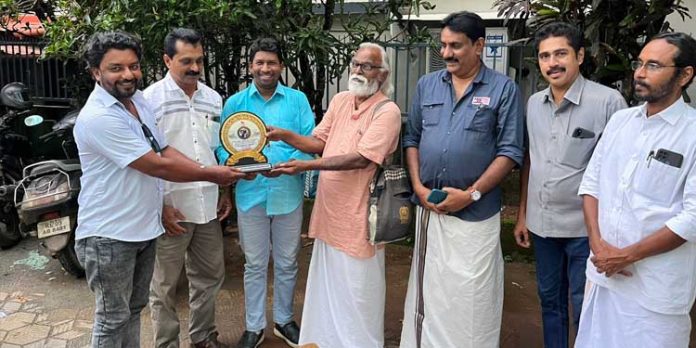 മികച്ച ഫോട്ടോഗ്രാഫർ പുരസ്ക്കാരം ജയകൃഷ്ണൻ ഓമല്ലൂരിന് ; മൊമന്റോ വിതരണം ചെയ്തു മികച്ച ഫോട്ടോഗ്രാഫർ പുരസ്ക്കാരം ജയകൃഷ്ണൻ ഓമല്ലൂരിന് ; മൊമന്റോ വിതരണം ചെയ്തു