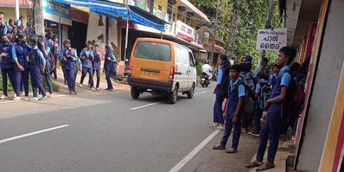 സുരക്ഷാ സംവിധാനമില്ല ; ചുങ്കപ്പാറ ഹൈസ്കൂൾ പടിയിൽ അപകട ഭീഷണി സുരക്ഷാ സംവിധാനമില്ല ; ചുങ്കപ്പാറ ഹൈസ്കൂൾ പടിയിൽ അപകട ഭീഷണി