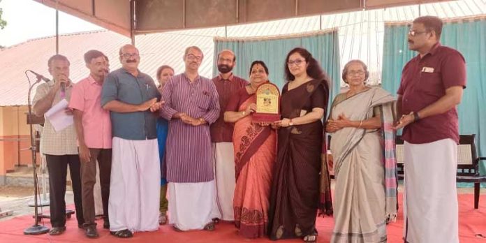 അധ്യാപകദിനത്തില് വിദ്യാര്ഥിയായി ജില്ലാ കളക്ടര് അധ്യാപകദിനത്തില് വിദ്യാര്ഥിയായി ജില്ലാ കളക്ടര്