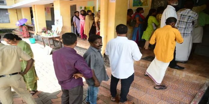 സമയം അവസാനിച്ചിട്ടും തിരക്കൊഴിയാതെ പുതുപ്പള്ളിയിലെ പോളിങ് ബൂത്ത് സമയം അവസാനിച്ചിട്ടും തിരക്കൊഴിയാതെ പുതുപ്പള്ളിയിലെ പോളിങ് ബൂത്ത്