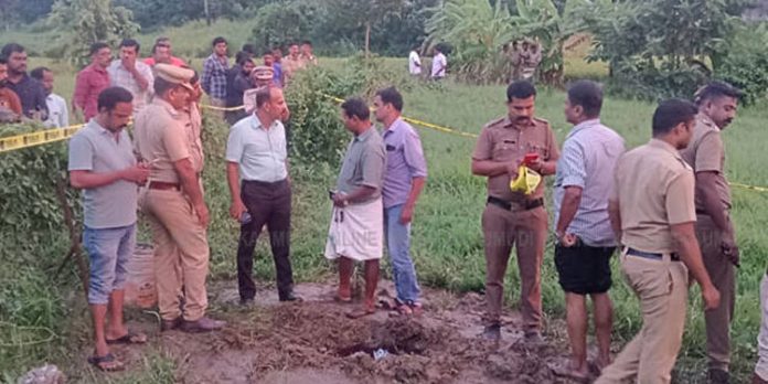 കരിങ്കരപ്പുള്ളിയില് പാടത്ത് കുഴിച്ചിട്ടത് കാണാതായ യുവാക്കളെ തന്നെ ; മൃതദേഹങ്ങൾ പുറത്തെടുത്തു കരിങ്കരപ്പുള്ളിയില് പാടത്ത് കുഴിച്ചിട്ടത് കാണാതായ യുവാക്കളെ തന്നെ ; മൃതദേഹങ്ങൾ പുറത്തെടുത്തു