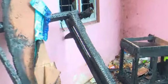പത്തനംതിട്ട ഓമല്ലൂരിൽ വീടിന് തീപിടിച്ചു ; മദ്യലഹരിയിൽ മകൻ തീയിട്ടതെന്ന് അമ്മ പത്തനംതിട്ട ഓമല്ലൂരിൽ വീടിന് തീപിടിച്ചു ; മദ്യലഹരിയിൽ മകൻ തീയിട്ടതെന്ന് അമ്മ