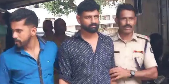 അറസ്റ്റിന് പിന്നാലെ പിഎഫ്ഐ വ്യാജ പരാതിയിൽ കൂടുതൽ വിവരങ്ങൾ പുറത്ത് ; 2 കുറ്റം ചുമത്തി അറസ്റ്റിന് പിന്നാലെ പിഎഫ്ഐ വ്യാജ പരാതിയിൽ കൂടുതൽ വിവരങ്ങൾ പുറത്ത് ; 2 കുറ്റം ചുമത്തി