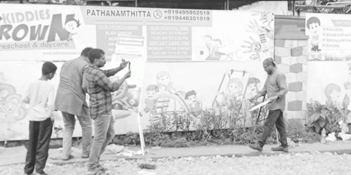 റോഡുകളുടെ അവസ്ഥയില് വരകളിലൂടെ പ്രതിഷേധിച്ച് മൂന്ന് ചിത്രകാരന്മാര് റോഡുകളുടെ അവസ്ഥയില് വരകളിലൂടെ പ്രതിഷേധിച്ച് മൂന്ന് ചിത്രകാരന്മാര്