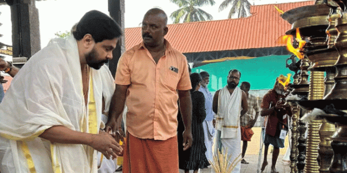 ആറന്മുള വള്ളസദ്യ വഴിപാടായി നേർന്ന് ദിലീപ് ; വഴിപാട് അഭീഷ്ട സിദ്ധിക്കും കുടുംബ ഐശ്വര്യത്തിനും ആറന്മുള വള്ളസദ്യ വഴിപാടായി നേർന്ന് ദിലീപ് ; വഴിപാട് അഭീഷ്ട സിദ്ധിക്കും കുടുംബ ഐശ്വര്യത്തിനും