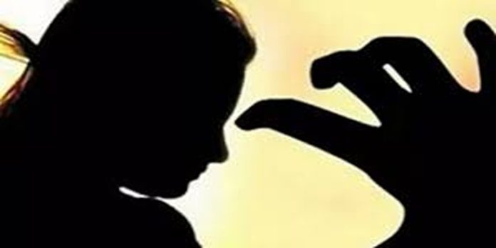 പ്രതിശ്രുതവരനൊപ്പം നടക്കാൻ ഇറങ്ങിയ യുവതി കൂട്ടബലാത്സംഗത്തിനിരയായി പ്രതിശ്രുതവരനൊപ്പം നടക്കാൻ ഇറങ്ങിയ യുവതി കൂട്ടബലാത്സംഗത്തിനിരയായി