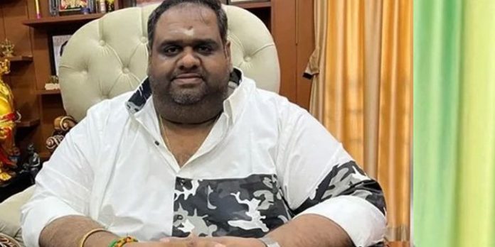 തമിഴ് സിനിമ നിർമാതാവ് രവീന്ദർ ചന്ദ്രശേഖരൻ തട്ടിപ്പുകേസിൽ അറസ്റ്റിൽ തമിഴ് സിനിമ നിർമാതാവ് രവീന്ദർ ചന്ദ്രശേഖരൻ തട്ടിപ്പുകേസിൽ അറസ്റ്റിൽ