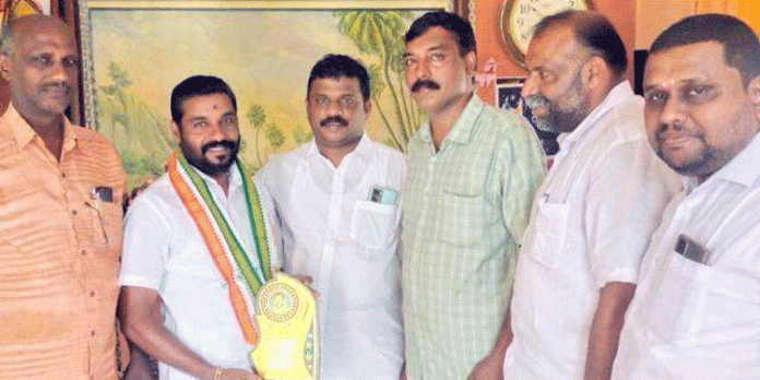 ഷോർട്ട് ഫിലിം സംവിധായകൻ രഘു പെരുമ്പുളിക്കലിനെ ആദരിച്ചു ഷോർട്ട് ഫിലിം സംവിധായകൻ രഘു പെരുമ്പുളിക്കലിനെ ആദരിച്ചു