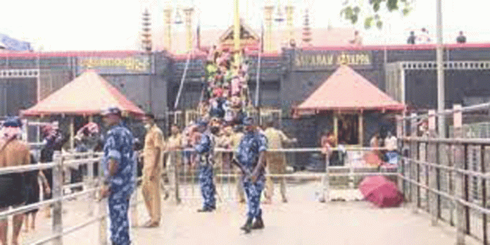 മഴ വകവെക്കാതെ ശബരിമല സന്നിധാനത്തേക്ക് തീർഥാടക പ്രവാഹം മഴ വകവെക്കാതെ ശബരിമല സന്നിധാനത്തേക്ക് തീർഥാടക പ്രവാഹം
