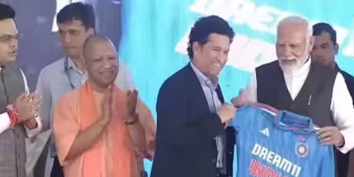 പ്രധാനമന്ത്രി മോദിക്ക് സ്പെഷ്യല് ജേഴ്സി സമ്മാനിച്ച് സച്ചിന് പ്രധാനമന്ത്രി മോദിക്ക് സ്പെഷ്യല് ജേഴ്സി സമ്മാനിച്ച് സച്ചിന്