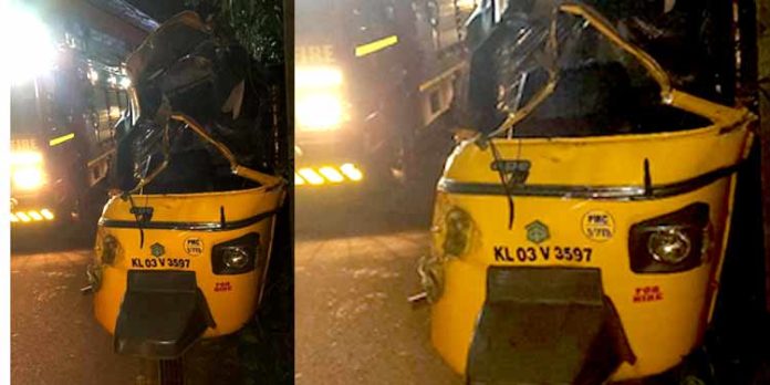 കോഴഞ്ചേരി തെക്കേമലയില് തെങ്കാശി ഫാസ്റ്റ് പാസഞ്ചറും ഗുഡ്സ് ഓട്ടോയും കൂട്ടിയിടിച്ചു കോഴഞ്ചേരി തെക്കേമലയില് തെങ്കാശി ഫാസ്റ്റ് പാസഞ്ചറും ഗുഡ്സ് ഓട്ടോയും കൂട്ടിയിടിച്ചു