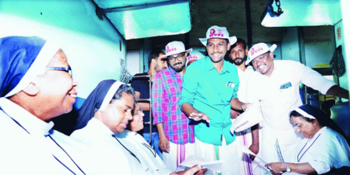 ഡിവൈഎഫ്ഐയുടെ നേതൃത്വത്തിൽ പ്രതിഷേധ ട്രെയിൻ യാത്ര നടത്തി ഡിവൈഎഫ്ഐയുടെ നേതൃത്വത്തിൽ പ്രതിഷേധ ട്രെയിൻ യാത്ര നടത്തി