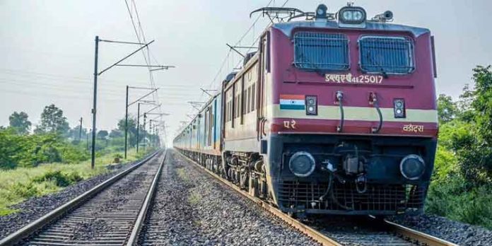 ഒറ്റപ്പാലത്ത് കേരള എക്സ്പ്രസിന് നേരെ കല്ലേറ് ഒറ്റപ്പാലത്ത് കേരള എക്സ്പ്രസിന് നേരെ കല്ലേറ്